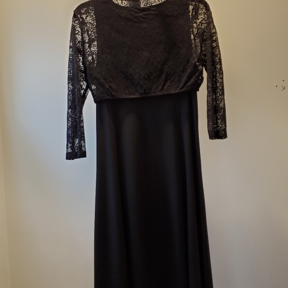 Black dress with removable stretch lace shrug - Picture 3 of 3
